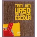 tem um urso na minha escola