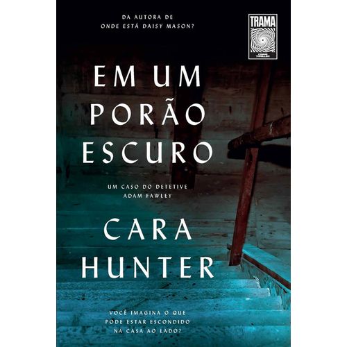 em um porão escuro