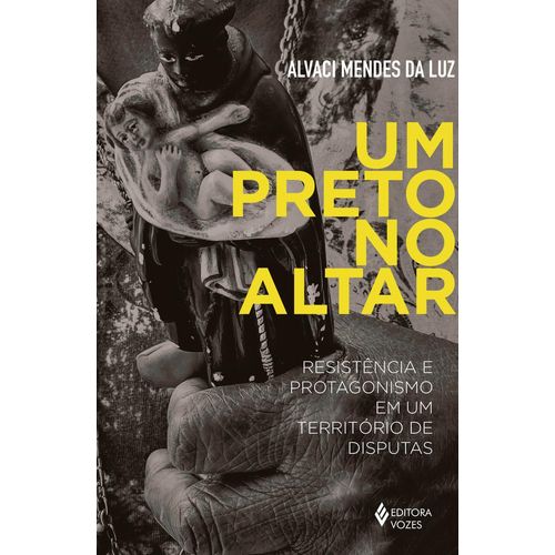 um-preto-no-altar