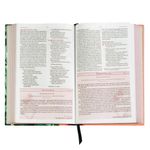 biblia-da-mulher-de-fe---tecido-rosa-e-folhagem