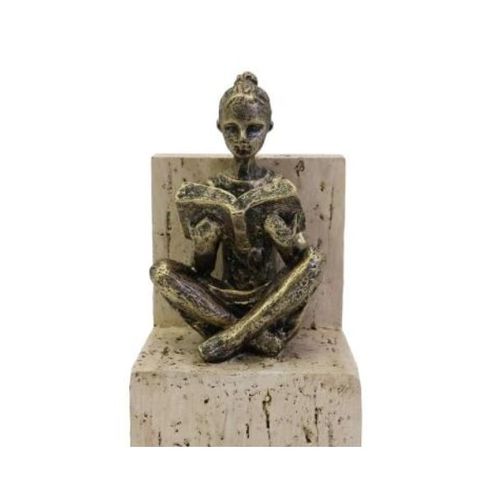 aparador de livro menina lendo