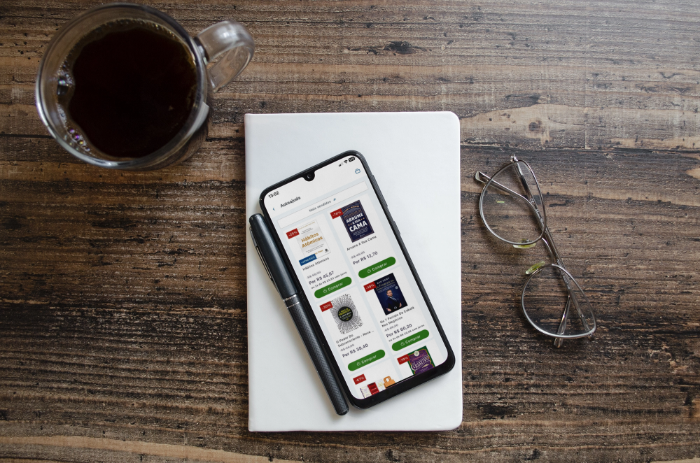 Smartphone exibindo o aplicativo das Livrarias Curitiba