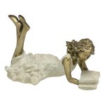 escultura menina lendo resina