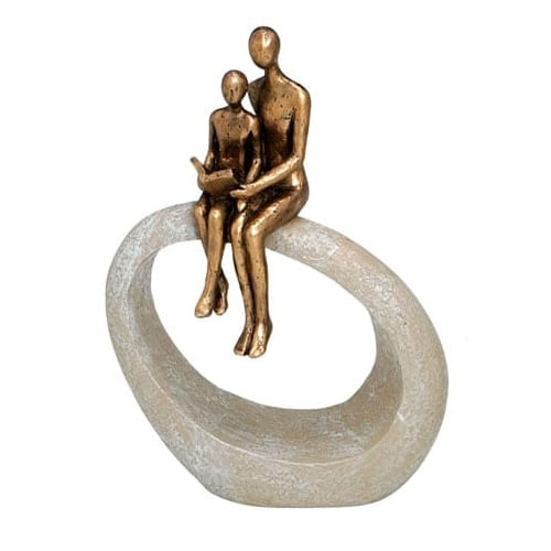 escultura-casal-lendo-resina