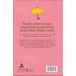 meninas céticas compartilham guarda-chuvas